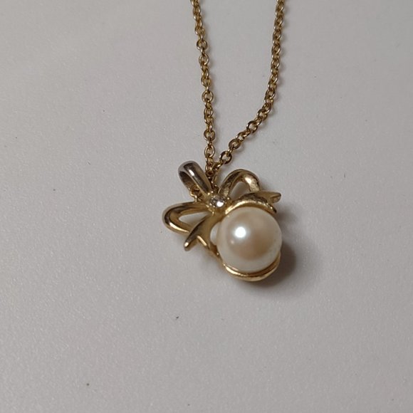 Gold Tone Bow And Faux Pearl Pendant Necklace 18 Inches Long - Picture 4 of 12